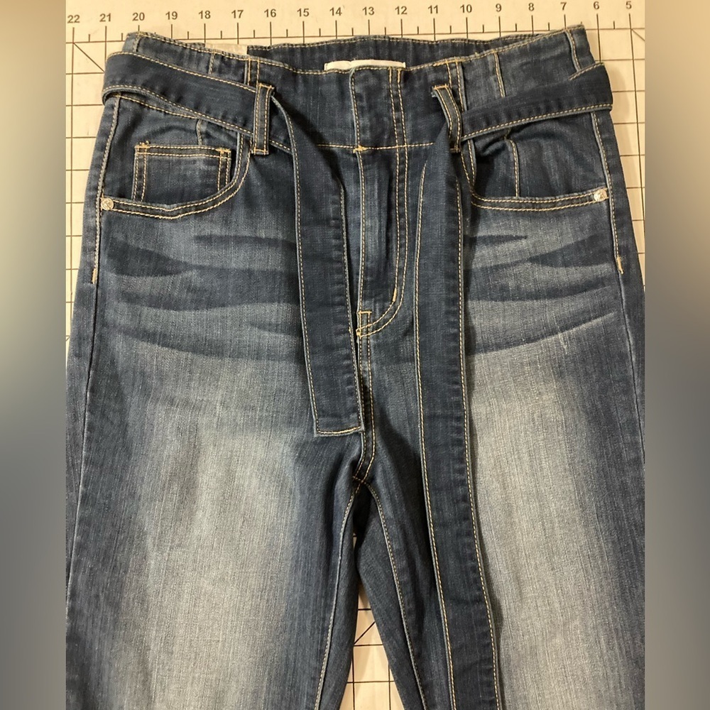 Almost Famous Women’s Size 7 Juniors High Rise Strech Blue Jeans Waist Tie Belt